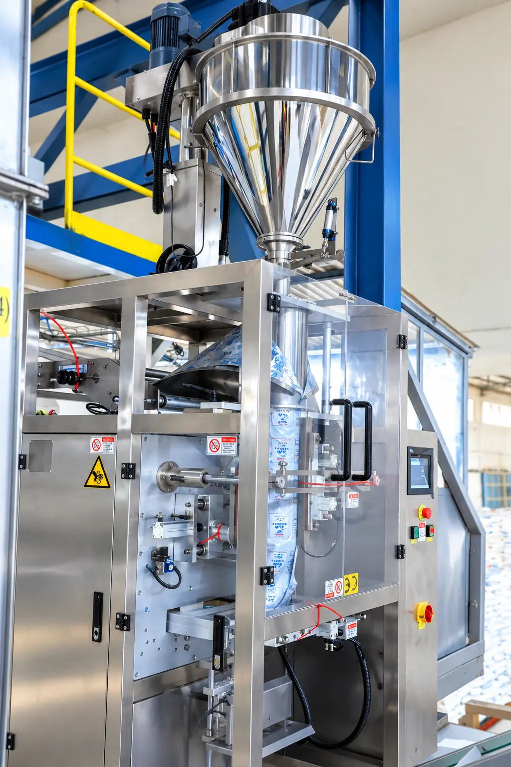 Vertical automatic packing machine operating inside the Quarit facility